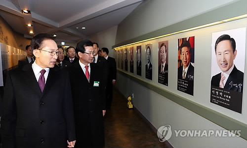 ▲ 15일 오후 충북 청원군 청남대를 방문한 이명박 대통령이 대통령역사문화관에서 역대 대통령의 사진을 보고 있다. ⓒ 연합뉴스