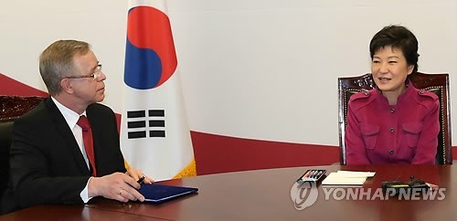 ▲ 박근혜 대통령 당선인이 15일 서울 종로구 통의동 금융감독원 연수원 내 집무실에서 토머스 코즐로프스키 주한 EU대표부 대사와 환담하고 있다. ⓒ 연합뉴스