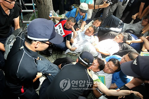 ▲ 2009년 6월 시국선언 참여 교사에 대한 징계에 항의하는 정진후 전교조위원장과 간부들.ⓒ 연합뉴스