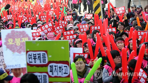 ▲ 지난해 11월 경기지역 초중고 학교비정규직노조의 급식파업 당시 모습.ⓒ 연합뉴스