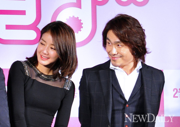 ▲ 누군가를 바라보는 이시영과 오정세ⓒ심지혜 기자