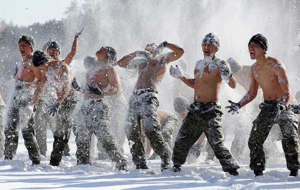 ▲ '연예병사' 생활을 하고 있는 정지훈 상병.[사진:YTN보도 캡쳐]