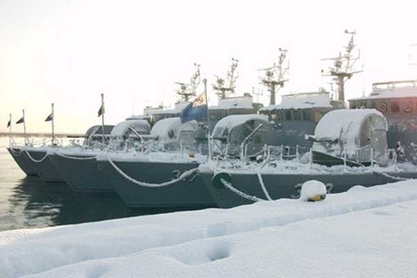 ▲ 겨울철 항만에 정박 중인 참수리 고속정. 함교가 개방돼 있어 겨울 초계활동 시 방한대비를 제대로 안 하면 동상에 걸리기 일쑤다.