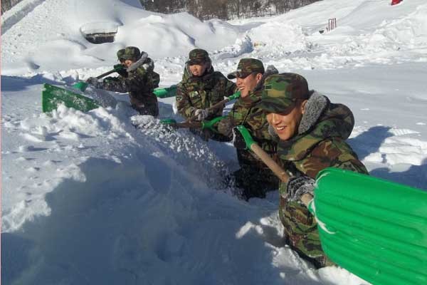 ▲ 2012년 2월 제설작업 중인 육군 을지부대 병사들.