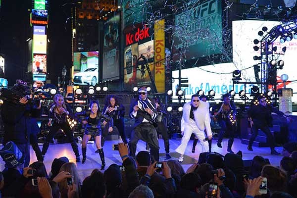 ▲ 우리나라의 첫 '월드스타' 싸이가 2013년 1월 1일 랩퍼 MC해머와 함께 뉴욕에서 신년축하공연을 펼쳤다. 정지훈 상병도 '진짜 월드스타'가 되고 싶다면 군생활부터 성실하게 하는 게 좋을 것 같다.[사진: 공연당시 화면캡쳐]