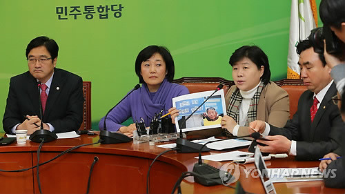 ▲ 지난 6일 민주통합당 의원들이 이동흡 헌법재판소장 후보자에 대한 지명 철회를 요구하고 있다. ⓒ연합뉴스