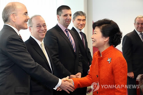 ▲ 박근혜 대통령 당선인이 16일 서울 통의동 금융감독원 연수원 내 집무실에서 커트 캠벨 미국 국무부 동아태 차관보 등과 인사하고 있다. 오른쪽부터 캠벨 차관보, 성 김 주한 미국대사, 마크 리퍼트 미국 국방부 아태차관보, 다니엘 러셀 백악관 NSC아시아담당 선임보좌관, 제임스 줌왈트 미 국무부 동아태 부차관보. ⓒ 연합뉴스