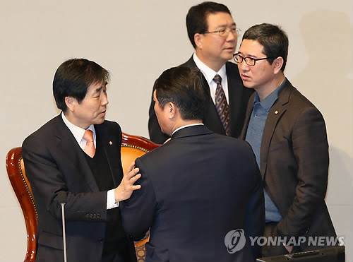 ▲ 장윤석 국회 예산결산특위 위원장이 지난달 31일 밤 국회에서 열린 새해 예산안 처리를 위한 예결특위 전체회의에서 제주 해군기지 예산과 관련한 민주통합당 정청래 의원의 부대의견을 둘러싸고 여야 간사인 새누리당 김학용 의원, 민주통합당 최재성 의원과 의견을 조율하고 있다. ⓒ 연합뉴스