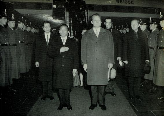 베를린 공항에서 브란트 시장의 영접을 받는 박 대통령 (1964.12.10일)ⓒ소장자 이현표.