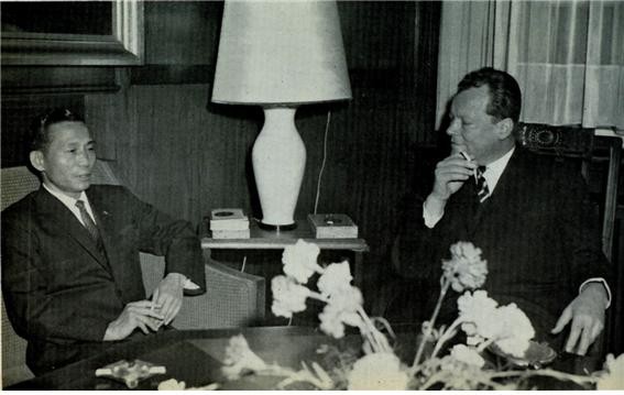 브란트 베를린 시장과 환담하는 박 대통령 (1964.12.10일)ⓒ