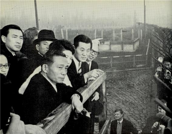 ▲ 베를린 장벽을 시찰하는 박 대통령 내외 (1964.12.11일)ⓒ소장자 이현표.