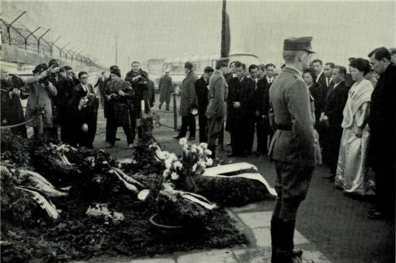 베를린 장벽을 넘어 탈출하다가 사살당한 동독 청년 애도 (1964.12.11일)ⓒ소장자 이현표.