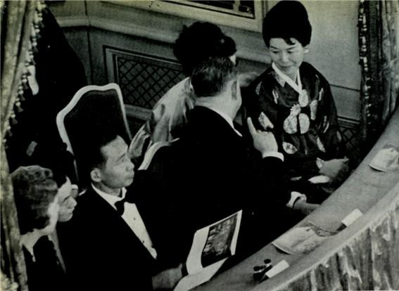 ▲ 오페라 <피가로의 결혼>을 관람하는 박 대통령 내외 (1964.12.13일)ⓒ소장자 이현표.