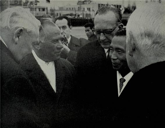 박정희 대통령을 공항에서 맞는 서독 지도자들. 왼쪽부터 에르하르트 총리, 게르슈텐마이어 하원의장, 오른쪽 끝이 뤼브케 대통령 (1964.12.7일)ⓒ