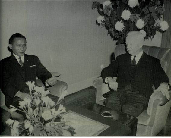 ▲ 한·독 정상회담을 갖는 박 대통령과 뤼브케 대통령 (1964.12.8일)ⓒ소장자 이현표.