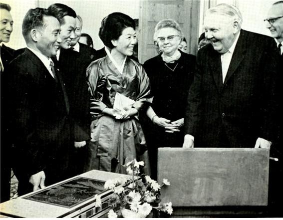 ▲ 에르하르트 총리와의 정상회담 후 선물 교환(1964.12.9일)ⓒ소장자 이현표.