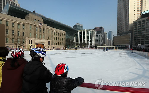 ▲ 미세먼지 기준치 초과로 일시 운영이 중단된 서울광장 스케이트장 밖에서 이용객들이 개장을 기다리고 있다.ⓒ 연합뉴스