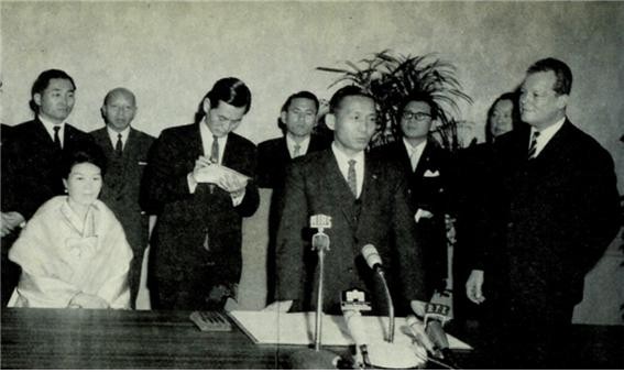 ▲ 베를린 시청에서 시민에게 인사하는 박 대통령 (1964.12.10일)ⓒ소장자 이현표.