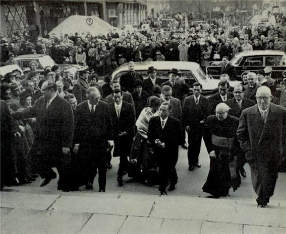 ▲ 쾰른 대성당을 방문하는 박 대통령 내외 (1964.12.8일)ⓒ소장자 이현표.