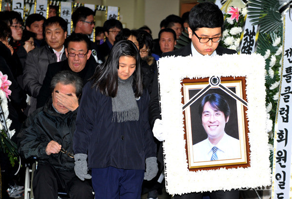 ▲ 지난 8일 서울 안암동 고려대 안암병원 장례식장에서 발인 예배를 마친 뒤 영정을 안고 나오는 故 조성민 유가족 일동.