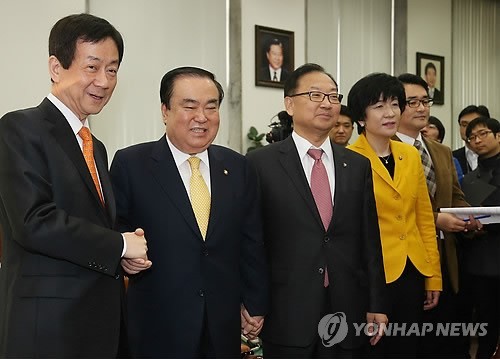 ▲ 민주통합당 문희상 비대위원장이 17일 국회 대표실을 방문한 진영 인수위 부위원장ㆍ유일호 당선인 비서실장과 인사를 나누며 취재진을 향해 포즈를 취하고 있다. 왼쪽부터 진영 부위원장, 문희상 비대위원장, 유일호 비서실장, 김영주 비대위원장 비서실장. 2013.1.17 ⓒ 연합뉴스