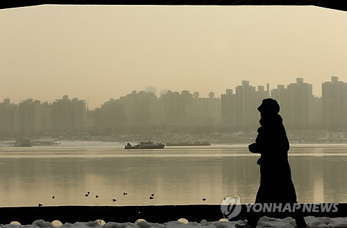 ▲ 서울시 미세먼지 '위험'. 15일 오후 서울 한강공원 망원지구에서 바라본 여의도 일대가 뿌연 먼지로 덮여 있다.ⓒ 연합뉴스