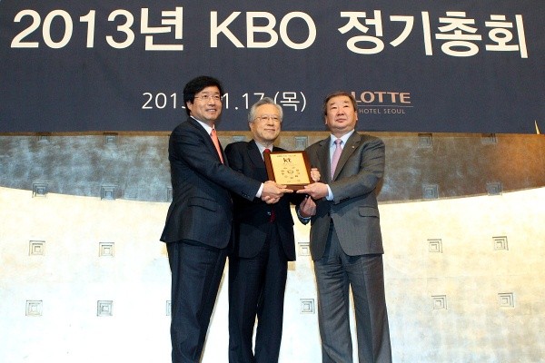 ▲ ⓒ왼쪽부터 염태영 수원시장, 이석채 KT 회장, 구본능 KBO 총재.