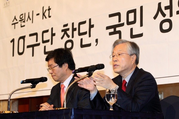 ▲ ⓒ왼쪽부터 염태영 수원시장, 이석채 KT 회장, 구본능 KBO 총재.