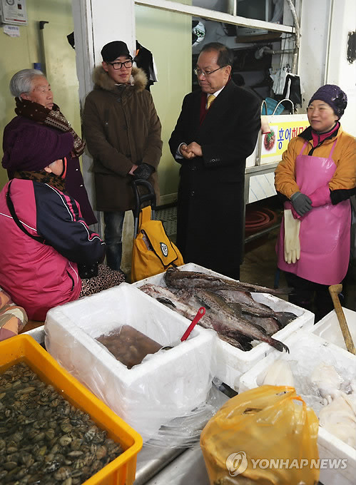 ▲ 새누리당 황우여 대표가 17일 전주시 모래내 전통시장을 방문, 상인들과 담소를 나누고 있다. ⓒ연합뉴스