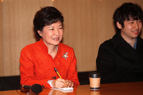 ▲ 이날 김 위원장의 기자회견에는 박근혜 대통령 당선인의 의중이 반영된 것으로 보인다. 사진은 16일 저녁 뽀로로 시사회장을 찾은 박 당선인. ⓒ 뉴데일리