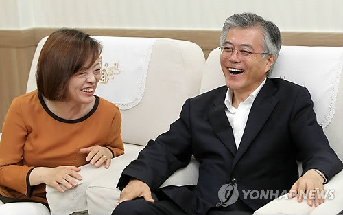 ▲ 민주통합당 진선미 의원(좌)과 문재인 전 대선후보가 활짝 웃고 있는 모습. ⓒ연합뉴스