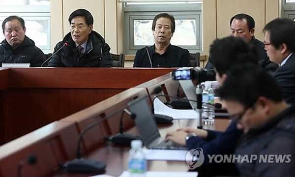 ▲ 택시업계 관계자들이 17일 서울 강남에서 회의를 열고 총파업을 결의했다.[사진: 연합뉴스]