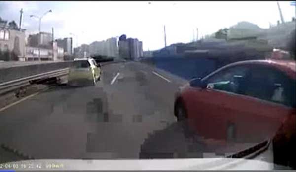 ▲ 보복운전을 한 택시. 블랙박스 영상이 공개되면서 논란이 커졌다.[사진: 당시 영상 캡쳐]