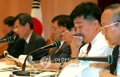 ▲ 2005년 7월 에서 부일장학회 헌납 및 경향신문 매각의혹을 발표하고 있는 한홍구 교수.ⓒ 연합뉴스