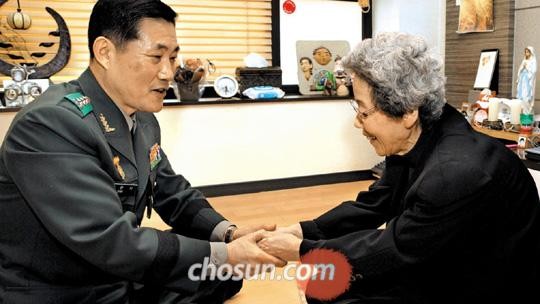 ▲ 고 최규식 경무관 미망인 유정화 씨를 찾아간 신원식 수도방위사령부 사령관.  사진 전재