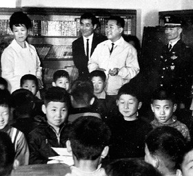 ▲ 육영수(맨 왼쪽) 여사가 최규식(오른쪽 제복) 서장이 용산서장 재직 시절 설립한 자활원을 방문해 아이들이 책을 읽는 모습을 지켜보고 있다. /고 최규식 전 종로경찰서장 아들 민석씨 제공  사진 전재