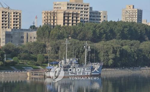 ▲ (평양=연합뉴스) 2007년 10월 4일 오후 평양 대동강변에 푸에블로호가 전시돼 눈길을 끌고 있다. -청와대 사진기자단- 김정일과 정상회담 하러 평양을 방문한 노무현 대통령 수행단에게 북한은 대동강변에 끌어다 놓은 푸에블로호를 공개했다.