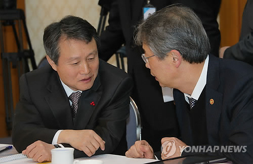 ▲ 권도엽 국토해양부 장관이 18일 오전 국회에서 열린 고위당정회의에 참석해 임종룡 국무총리실장과 이야기하고 있다. ⓒ연합뉴스