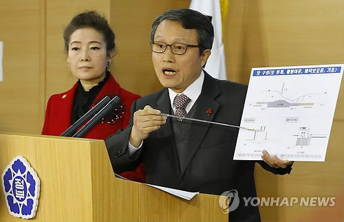 ▲ 권도엽 국토해양부 장관과 유영숙 환경부 장관이 18일 오전 서울 세종로 정부서울청사에서 열린 4대강 관련 합동브리핑에서 보에 관한 설명을 하고 있다. ⓒ연합뉴스