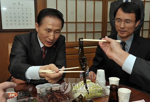 ▲ 이명박 대통령의 대표 음식은 과메기다. 출입기자들과의 간담회에서 과메기를 먹는 모습 ⓒ 연합뉴스