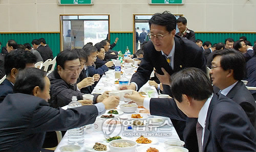 ▲ 한명의 정치인을 상징하는 음식은 큰 의미를 가진다. 사진은 김대중 전 대통령이 즐겼다는 홍어를 민주당 고위 인사들이 함께 즐기는 모습 ⓒ 연합뉴스