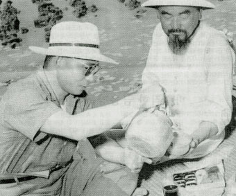 ▲ 김밥과 막걸리로 논두렁에 앉아 농부들과 어울리던 박정희의 모습ⓒ