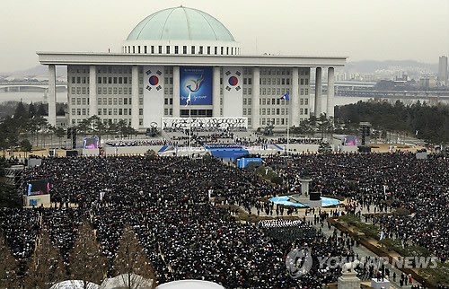 ▲ 사진은 지난 2008년 2월 25일 여의도 국회 의사당 광장에서 열린 이명박 대통령 취임식 장면. 2013.1.13 >