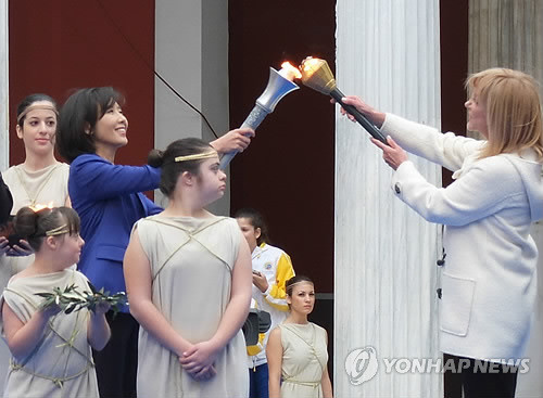 ▲ 2013 평창 동계 스페셜올림픽 나경원 조직위원장이 17일(현지시간) 그리스 아테네 자피언 전당에서 열린 성화 채화 행사에서 그리스 스페셜올림픽위원회의 조안나 데스포토폴루위원장에게서 성화를 건네받고 있다. ⓒ 연합뉴스