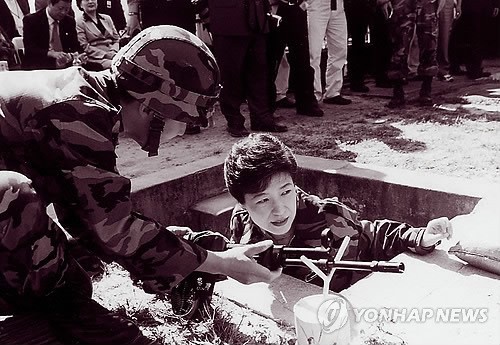 ▲ 새누리당 박근혜 당선인이 군부대를 방문해 군복을 입고 사격에 대해 설명듣는 모습. 2012.12.19  ⓒ 연합뉴스 DB