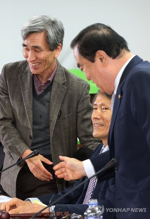 ▲ 민주통합당 문희상 비상대책위원장과 박기춘 원내대표 등 비대위원들이 21일 오전 서울 영등포 당사에서 열린 제4차 비상대책위원회 회의에 참석, 정해구 정치혁신위원장(왼쪽)과 악수를 하고 있다. 가운데는 한상진 대선평가위원장.ⓒ연합뉴스