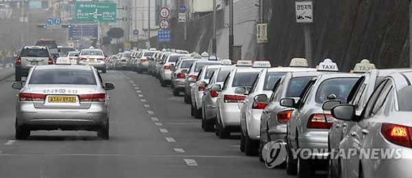 ▲ 정부는 22일 세종로 정부서울청사에서 김황식 국무총리 주재로 열린 국무회의에서 택시법 개정안에 재의요구안(거부권행사안)을 의결했다. ⓒ 연합뉴스