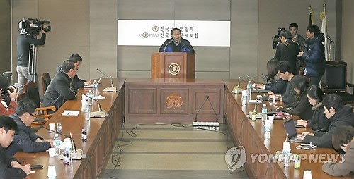 ▲ 김성한 민주택시노동조합연맹 사무처장이 22일 서울시 강남구 역삼동 전국 택시연합회에서 열린 정부의 `대중교통 육성 및 이용촉진법'(택시법) 개정안에 대한 택시업계 긴급대책회의를 마치고 나서 결과를 브리핑하고 있다. 2013.1.22 ⓒ 연합뉴스