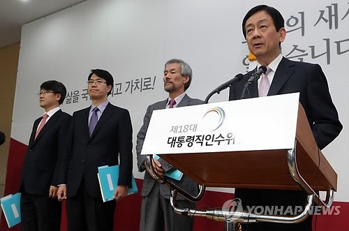 ▲ 진영 인수위 부위원장(오른쪽부터)이 22일 서울 삼청동 한국금융연수원 내 대통령직 인수위원회에서 국정기획조정분과 유민봉 간사, 옥동석, 강석훈 위원과 함께 정부 하부조직개편안에 대해 발표하고 있다. 2013.1.22 ⓒ 연합뉴스