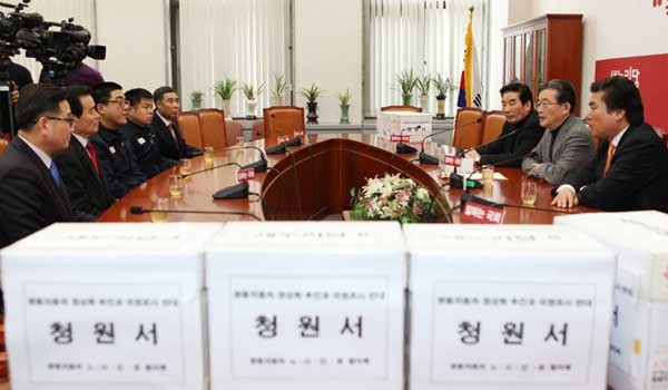 ▲ 쌍용차 정상화 추진위원회는 새누리당에도 국민들의 국정조사 중단 청원서를 전달했다.